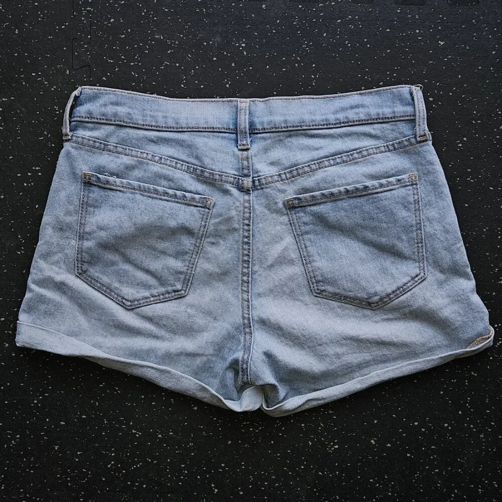 Old Navy Light Wash Cuffed Denim Shorts – Size 6 - Picture 2 of 7